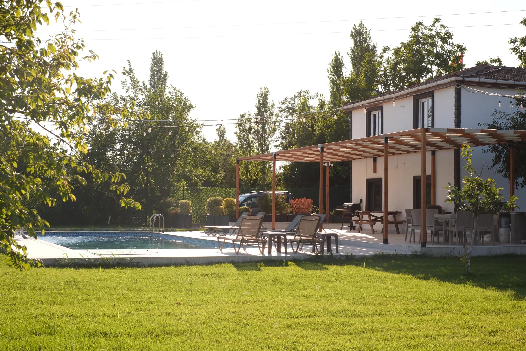 Alfa Garden geniş çim bahçe ve havuz