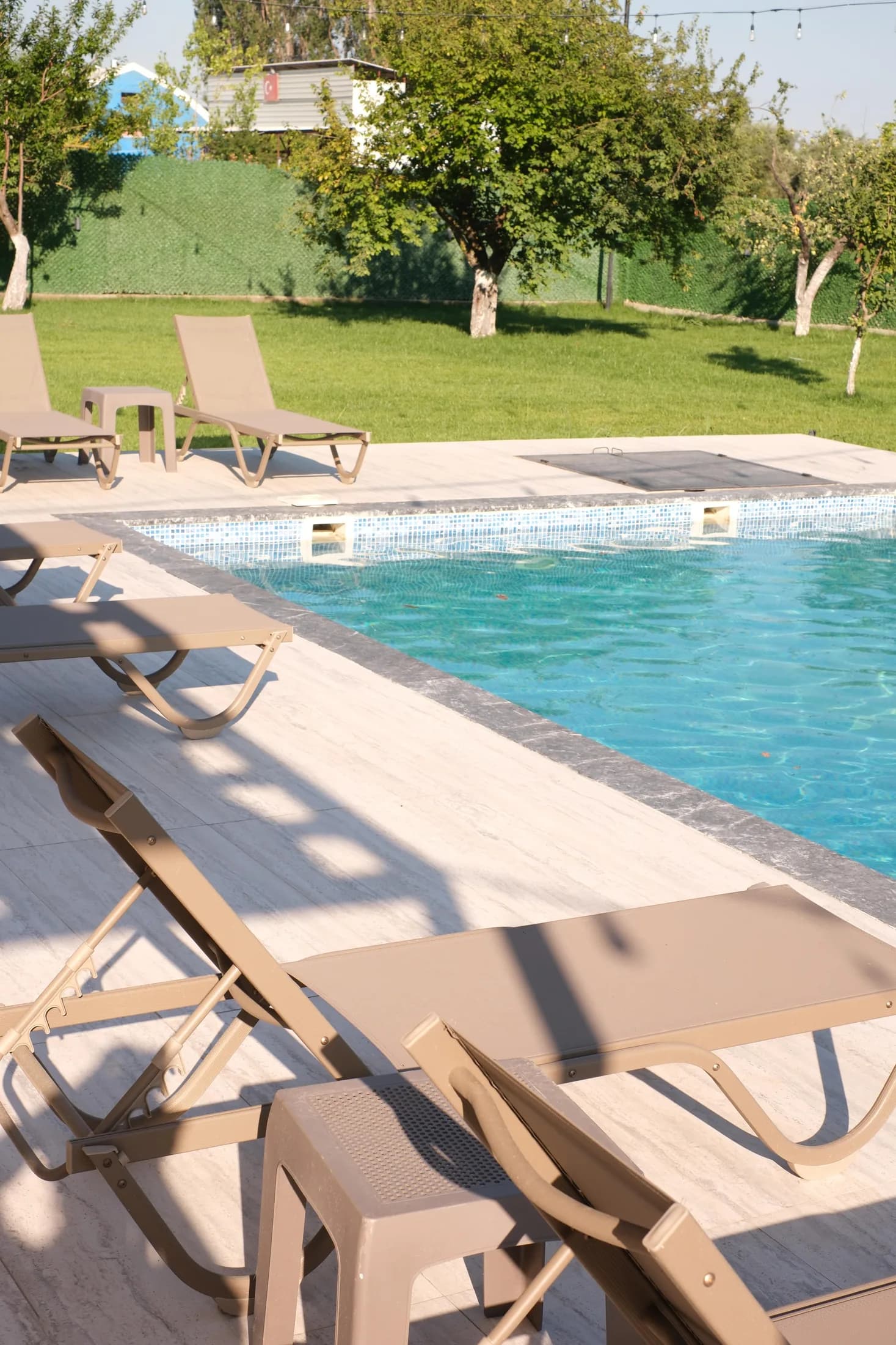 Alfa Garden havuz başı şezlong ve dinlenme alanı